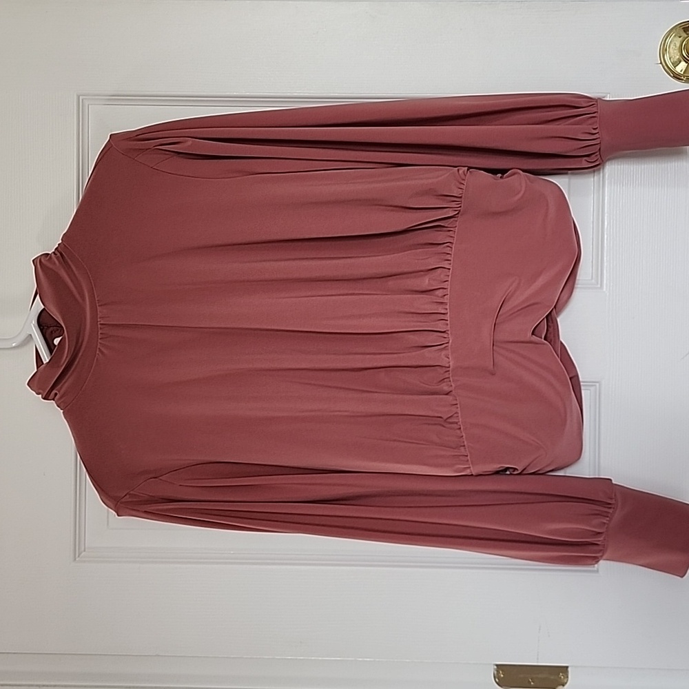 Express blouse with v-shaped back